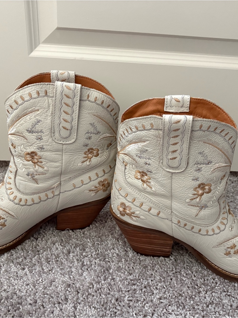 dingo White Floral Embroidered Western Ankle Boots - Picture 2 of 3